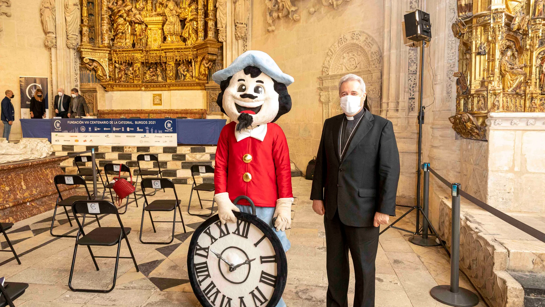 El Papamoscas es la nueva mascota del VIII Centenario de la Catedral de Burgos