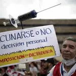 En Costa Rica, centenares de personas salieron a las calles de la capital, San José, para manifestar su descontento ante las restricciones a libertad de elegir no vacunarse contra el COVID-19