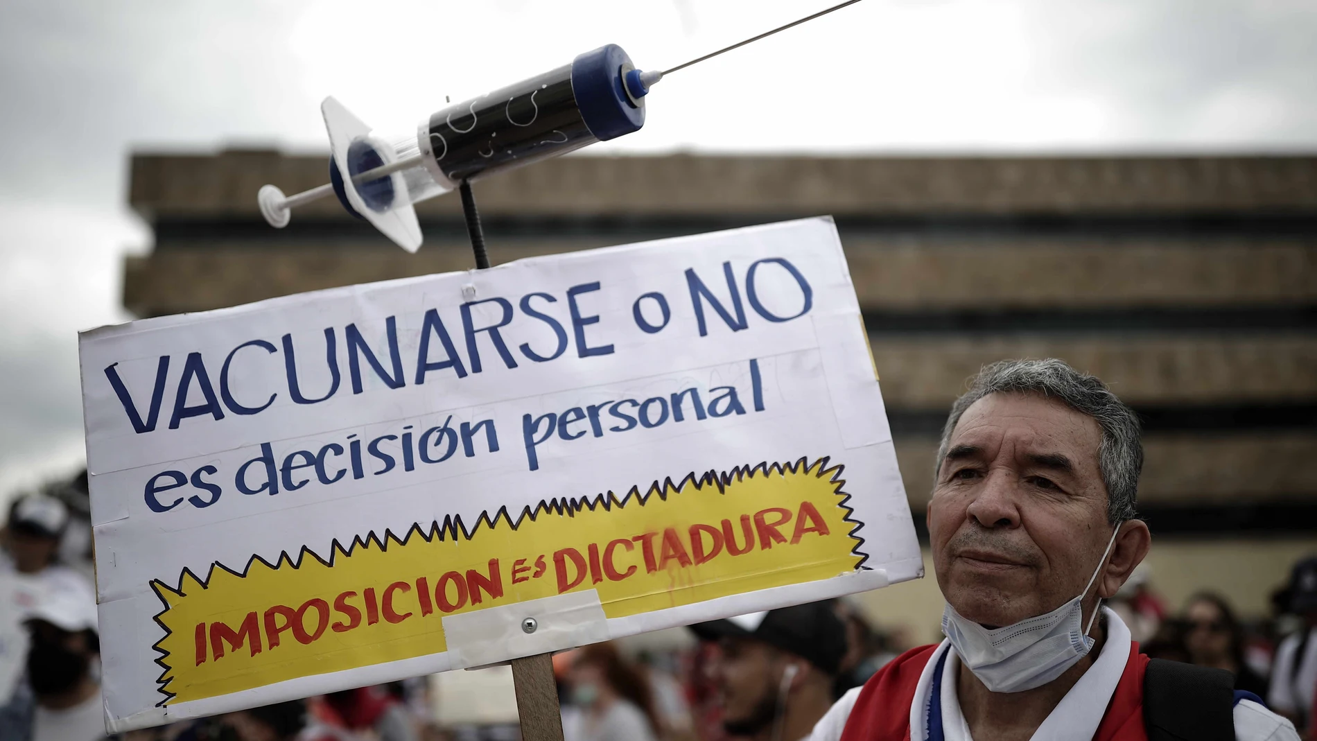 En Costa Rica, centenares de personas salieron a las calles de la capital, San José, para manifestar su descontento ante las restricciones a libertad de elegir no vacunarse contra el COVID-19
