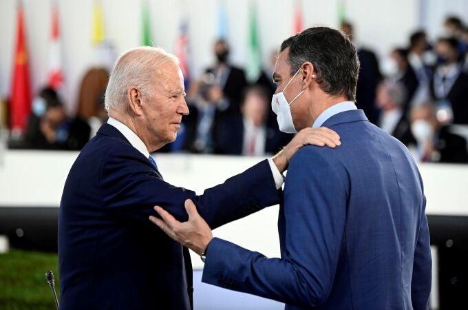 El presidente de Estados Unidos, Joe Biden, con el presidente del PSOE, Pedro Sánchez