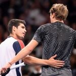 Zverev saluda a Alcaraz después del partido tras derrotarlo
