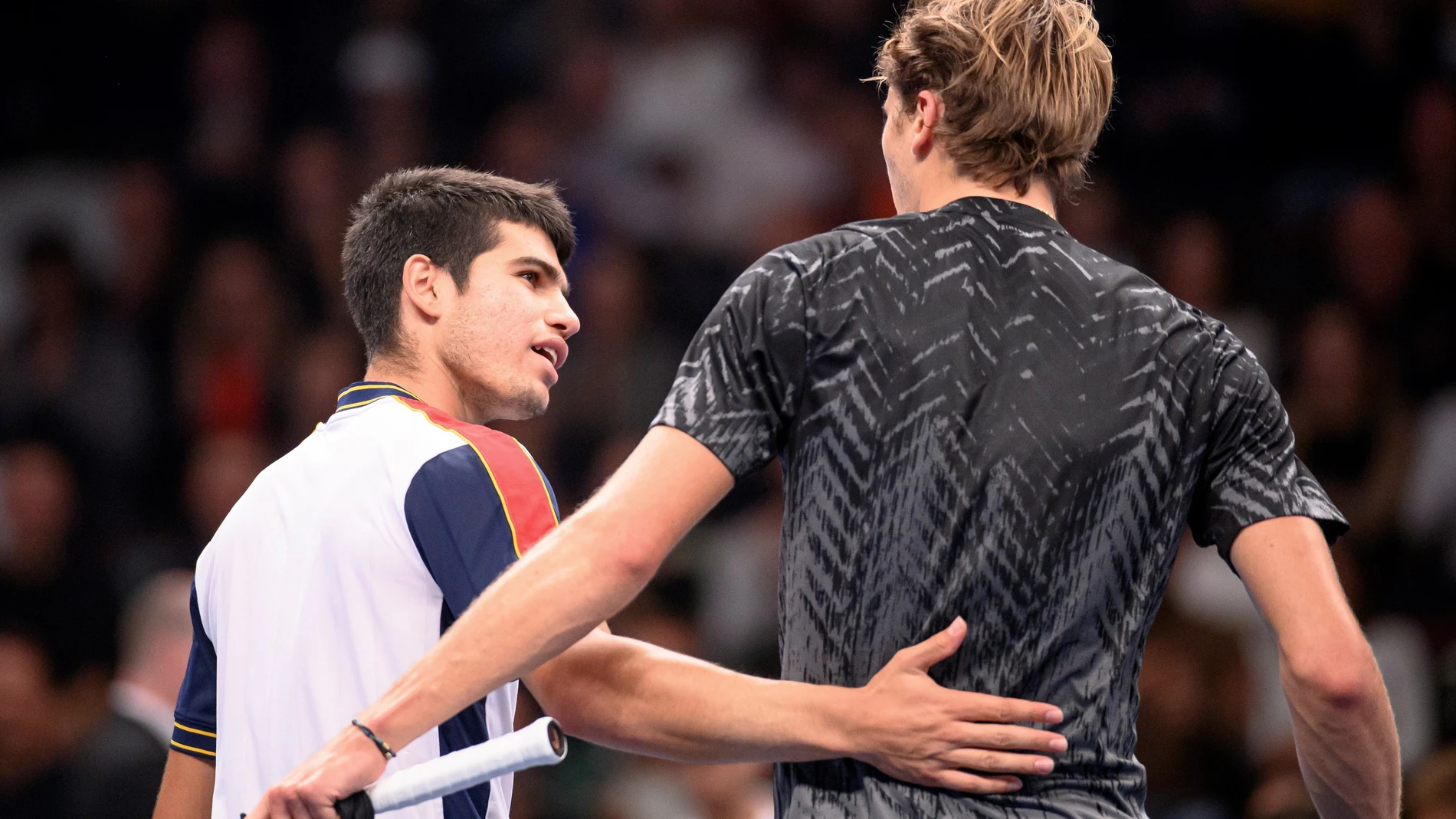 Zverev saluda a Alcaraz después del partido tras derrotarlo