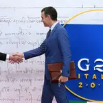 El primer ministro italiano Mario Draghi saluda al presidente español Pedro Sánchez a su llegada a la cumbre del G-20 en Roma