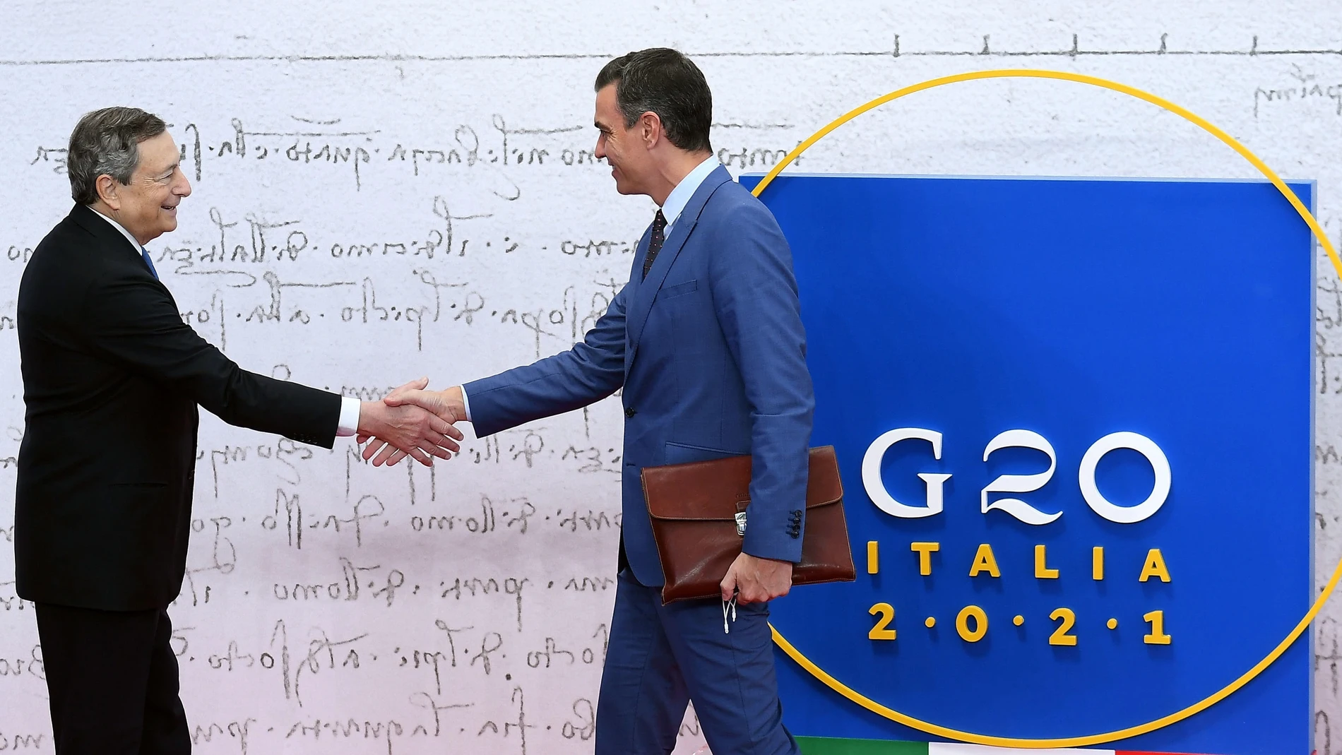 El primer ministro italiano Mario Draghi saluda al presidente español Pedro Sánchez a su llegada a la cumbre del G-20 en Roma