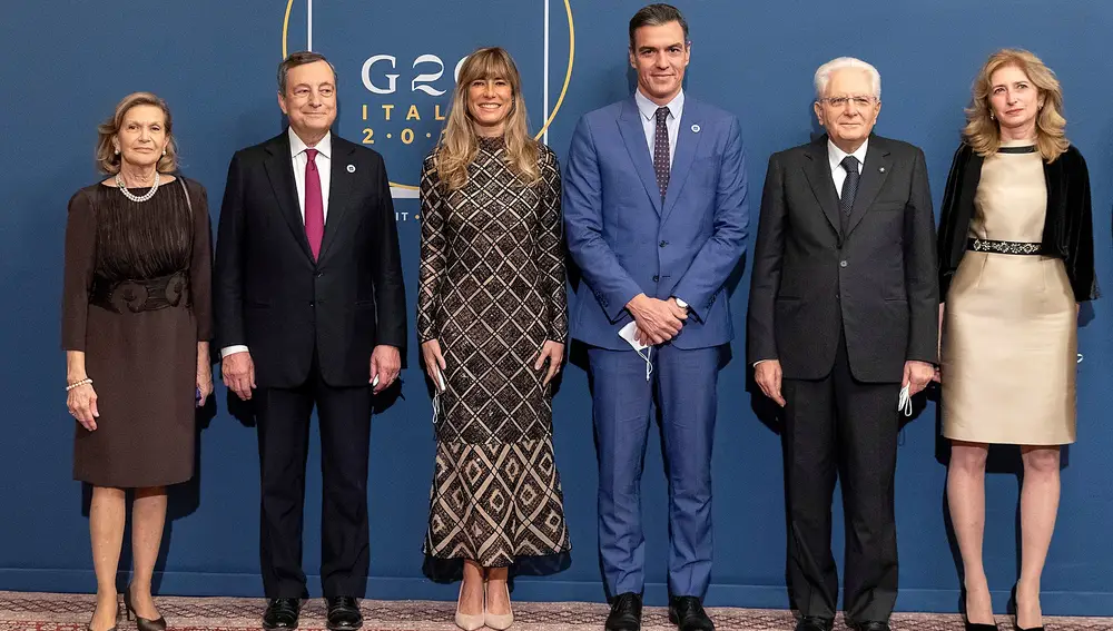 El presidente del Gobierno español, Pedro Sánchez (3d), y su mujer, Begoña Gómez (3i), posan junto al primer ministro italiano, Mario Draghi (2i); el presidente italiano, Sergio Mattarella, y sus respectivas esposas, durante la cena de gala celebrada tras la Cumbre del G20.