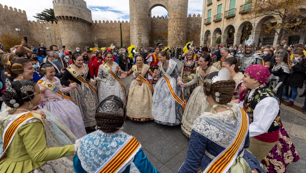 Desfile de Moros y Cristianos por las calles de Ávila, una de las actividades programadas de los actos de Plantá y Cremá de una Falla