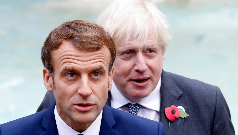 Boris Johnson y Macron en la Fontana de Trevi