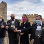 Primera cata en la muralla de Ávila a beneficio de la Asociación Española Contra el Cáncer (AECC), a la que asisten, entre otros, los sumilleres Aurelio González y Pablo Martín, acompañados por los concejales, Carlos López y Sonsoles Prieto