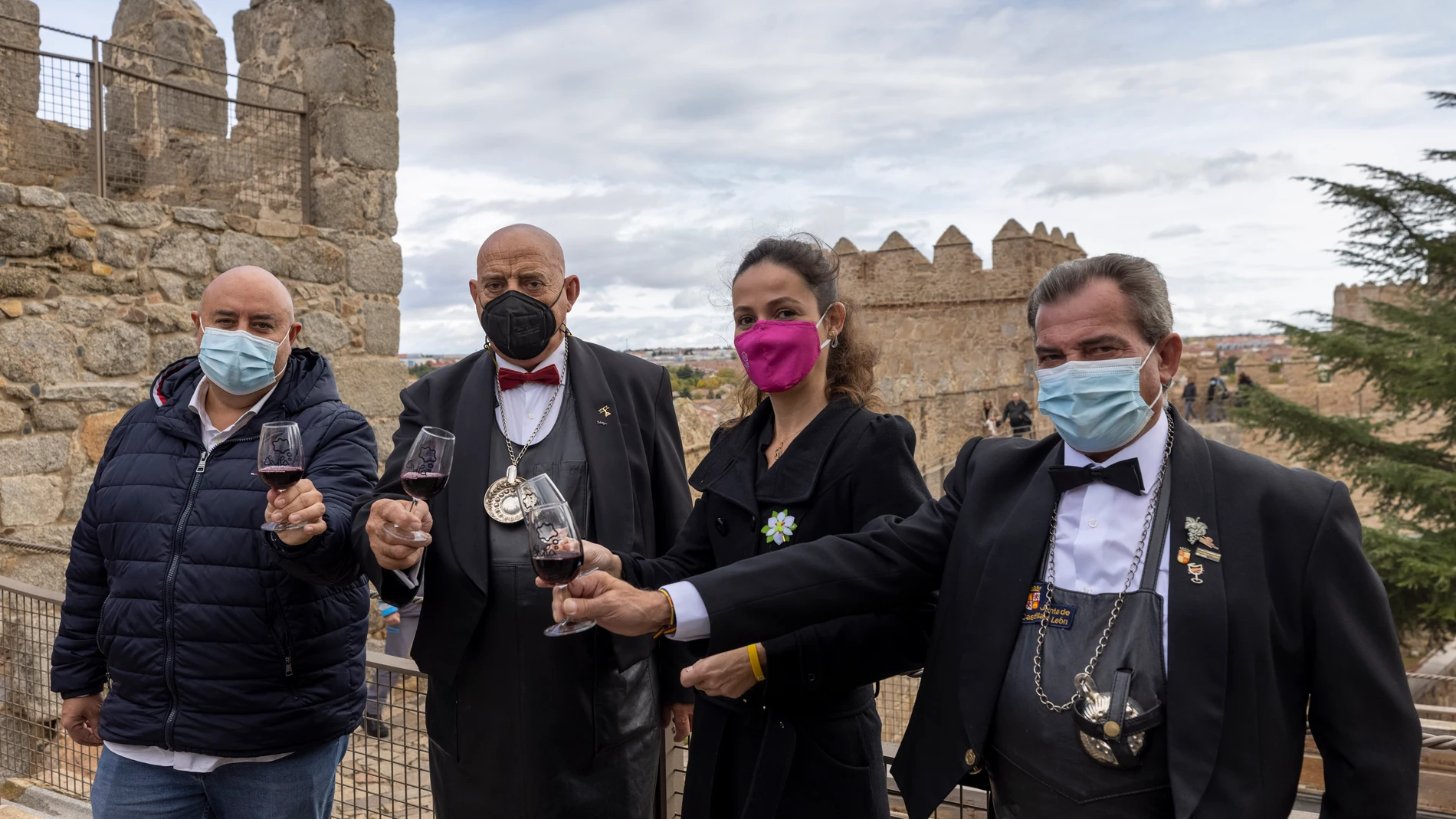 Primera cata en la muralla de Ávila a beneficio de la Asociación Española Contra el Cáncer (AECC), a la que asisten, entre otros, los sumilleres Aurelio González y Pablo Martín, acompañados por los concejales, Carlos López y Sonsoles Prieto