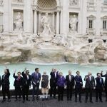 Los líderes del G20 posan en la Fontana de Trevi