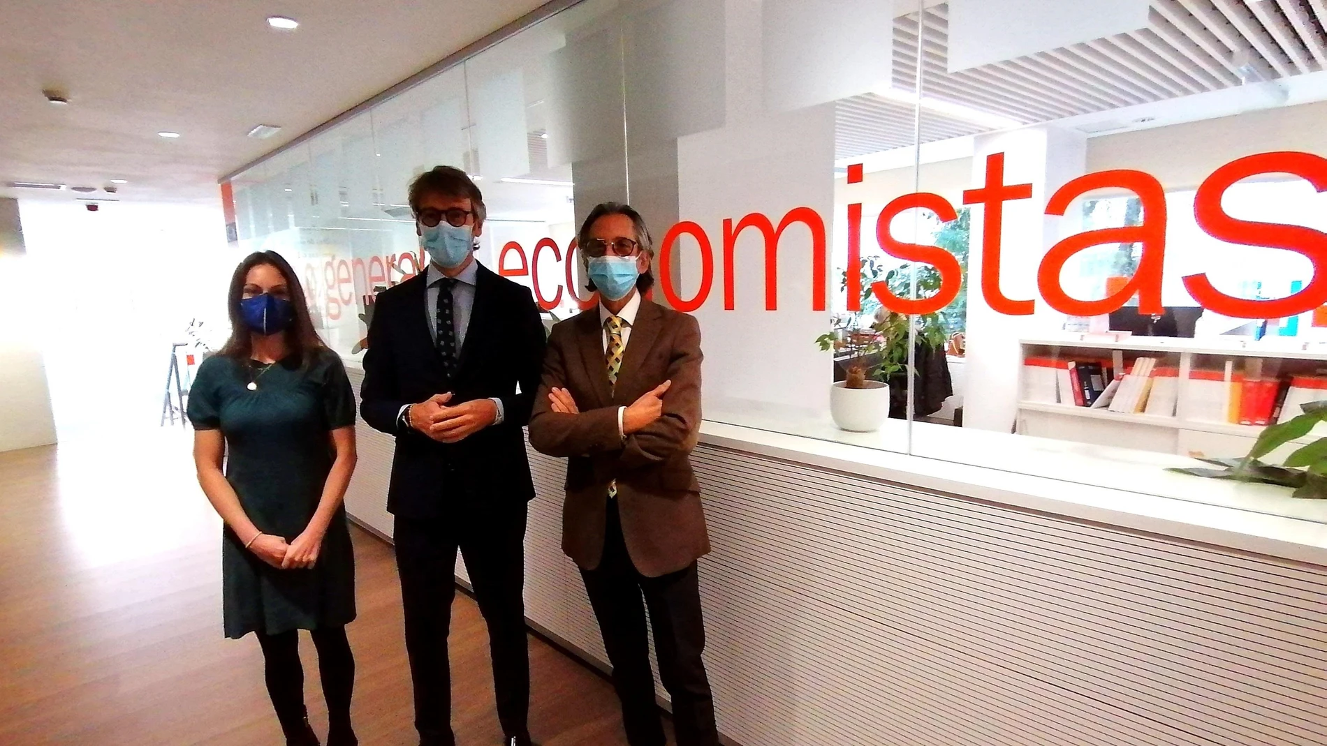 Luis Alberto Marín, con el secretario general y la secretaria general técnica del Consejo General de Economistas de España, Juan Carlos de Margarida y Sara Argüello