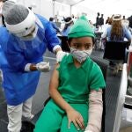 Un menor recibe la primera dosis de la vacuna de Sinovac contra la covid-19 hoy en Bogotá (Colombia)