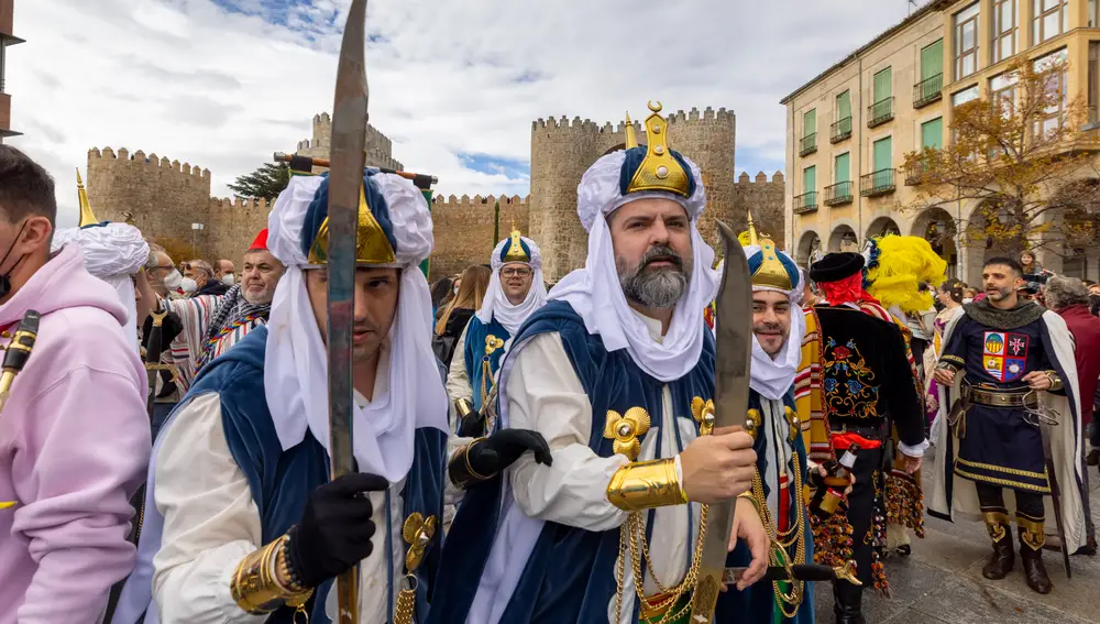 Desfile de Moros y Cristianos por las calles de Ávila, una de las actividades programadas de los actos de Plantá y Cremá de una Falla