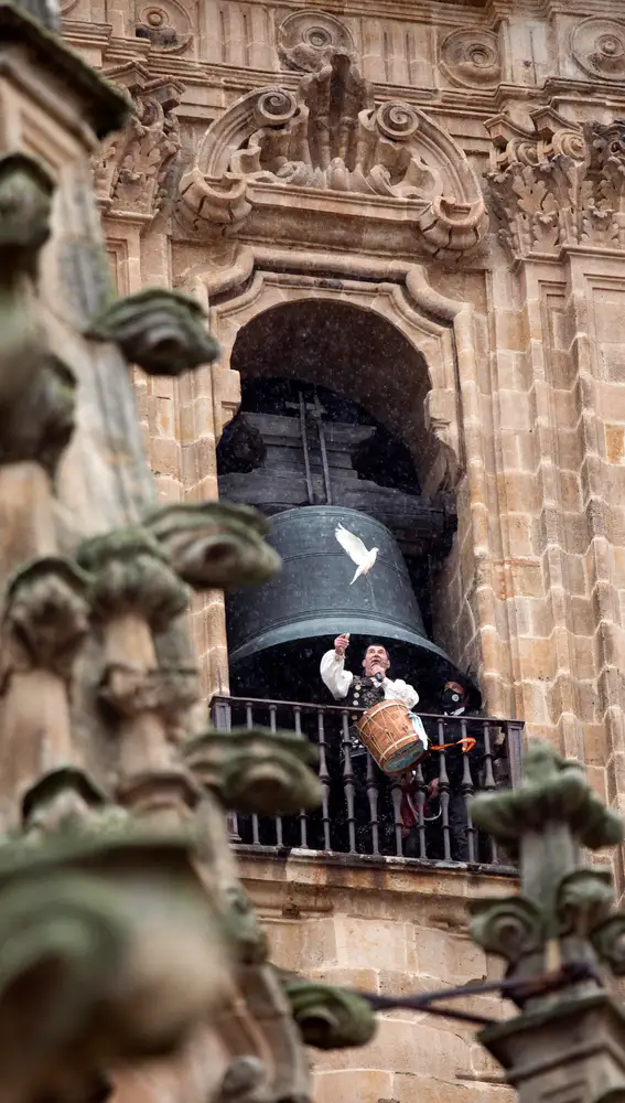 El folclorista salmantino Ángel Rufino de Haro, &quot;El Mariquelo&quot;, realiza la XXXV edición de su tradicional ascensión a la torre de la Catedral de Salamanca