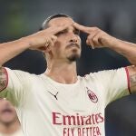 Zlatan Ibrahimovic celebra su gol con el Milan frente a la Roma.