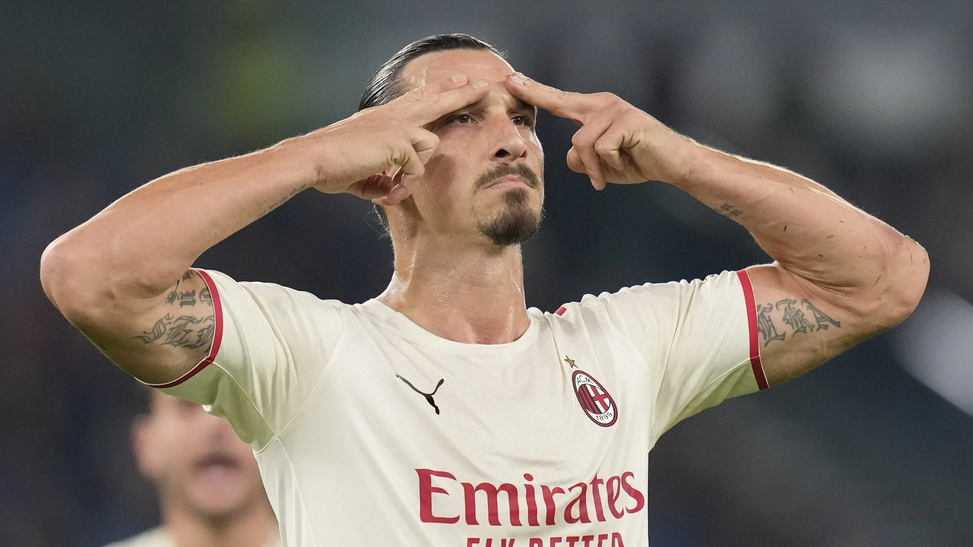 Zlatan Ibrahimovic celebra su gol con el Milan frente a la Roma.