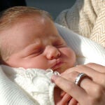 La princesa Leonor el 7 de noviembre de 2005, una semana después de su nacimiento. Fue una de las primeras fotografías que se le tomó