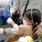 Un menor recibe la primera dosis de la vacuna de Sinovac contra la Covid-19 hoy, en Bogotá (Colombia)