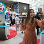 Influencers, como Melissa Lau, promocionan la campaña de turismo andaluz en sus redes sociales durante la World Travel Market de Londres