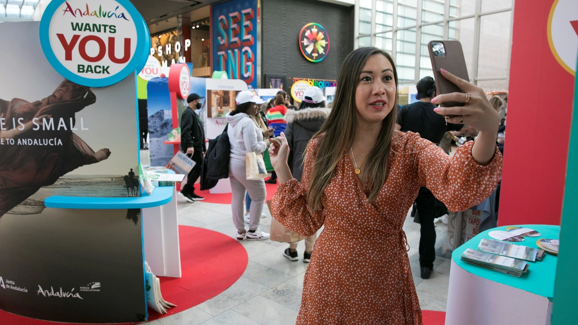 Influencers, como Melissa Lau, promocionan la campaña de turismo andaluz en sus redes sociales durante la World Travel Market de Londres