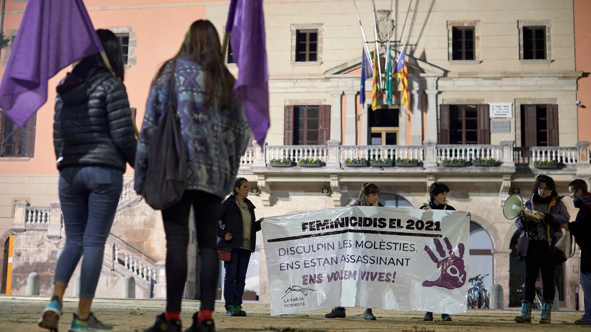 Vista de la concentración en el Ayuntamiento de Ripoll (Girona), que ha decretado un día de duelo oficial por el asesinato de una mujer de la población, presuntamente a manos de su hijo