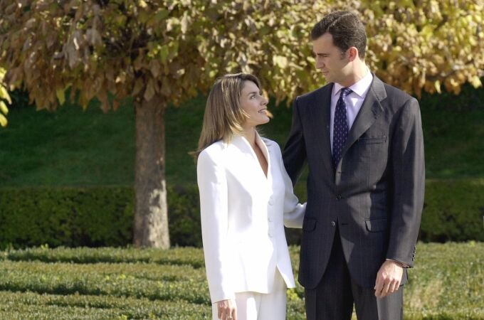 El príncipe Felipe y Letizia Ortiz anuncian su compromiso