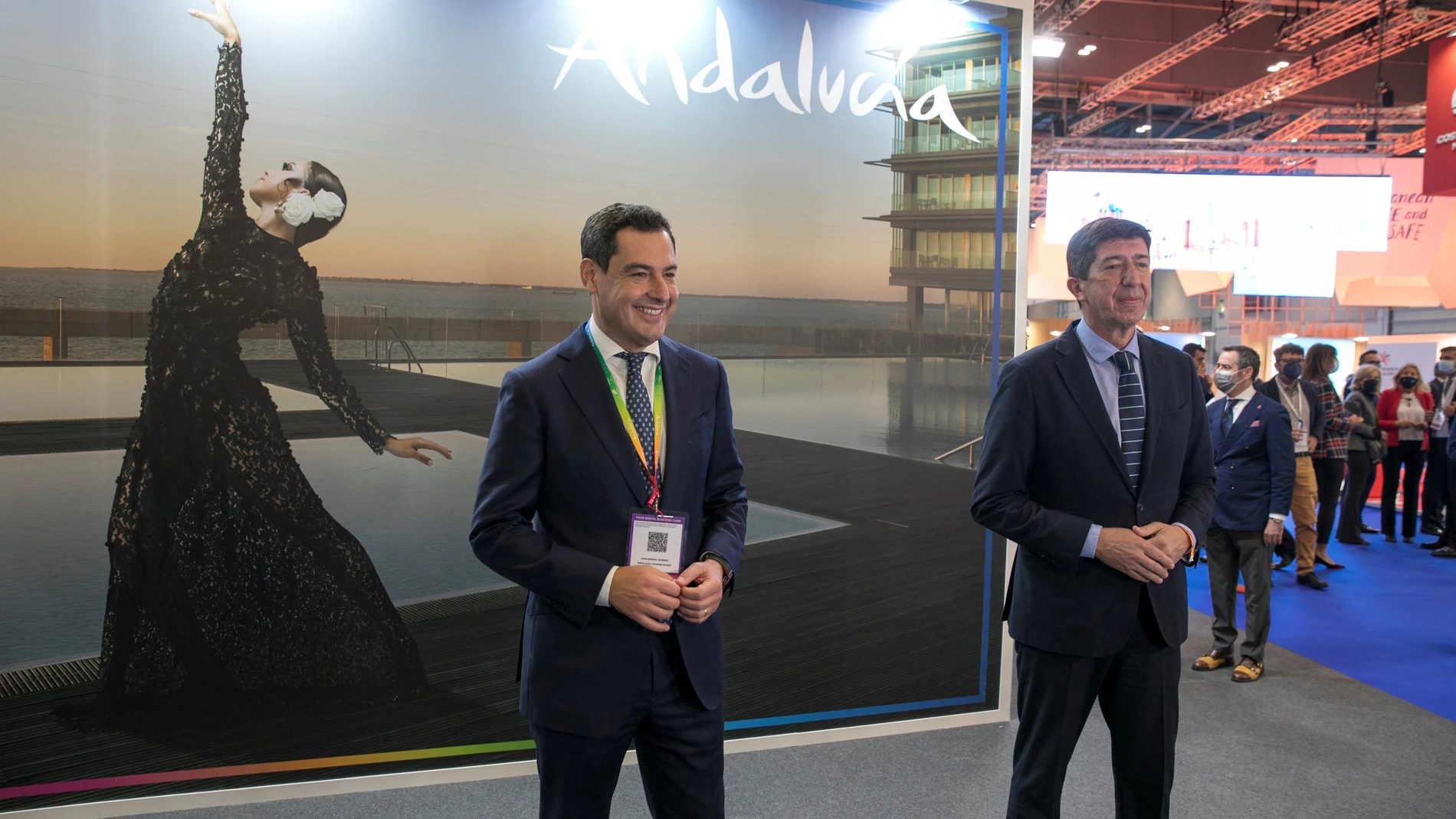 El presidente de Andalucía, Juanma Moreno (i), y el vicepresidente y consejero de Turismo, Juan Marín (d), en el stand de Andalucía durante la primera jornada de la WTM. EFE/ Ángeles Ródenas