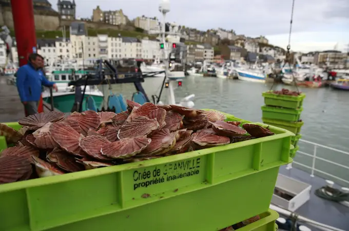 Francia y Reino Unido negocian contra reloj para poner fin a la guerra pesquera