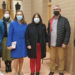 La delegada, Virginia Barcones, junto a la alcaldesa de San Esteban de Gormaz, María Luisa Aguilera; el presidente de la asociación "Aires de Dulzaina", Alfonso López y miembros de la corporación sanestebeña