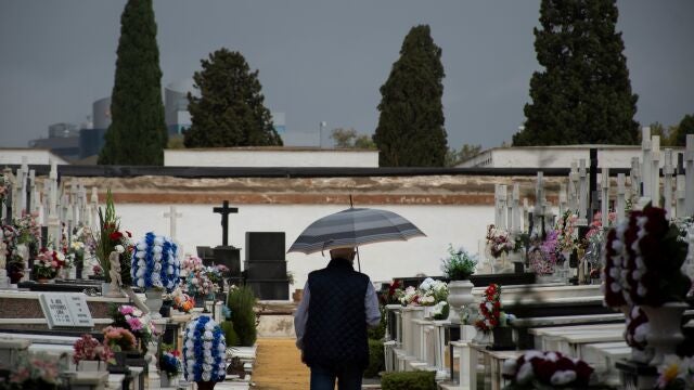 Familiares y amigos visitan a sus seres queridos en el cementerio de San Fernando de Sevilla. EFE/ Raúl Caro.