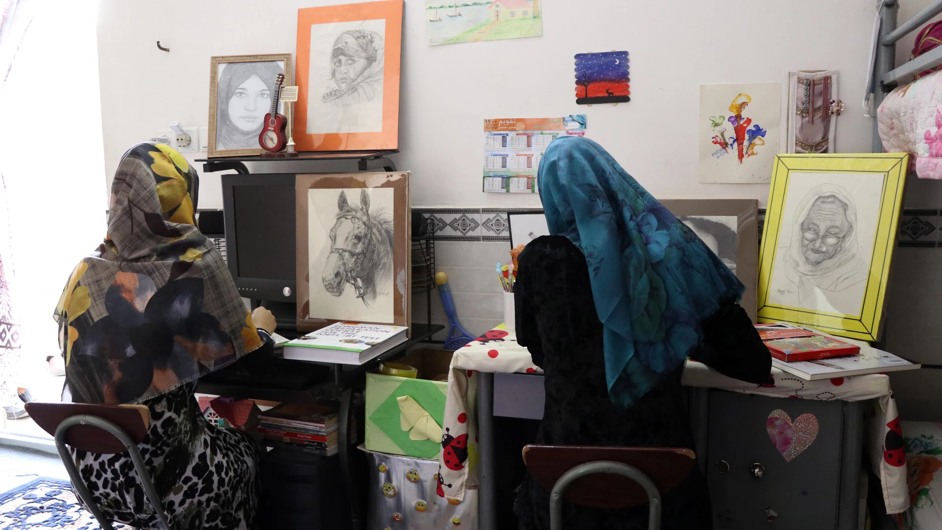 Hermanas Masooma (i) y Shokofa (d) solían aprender habilidades artísticas, como pintura, dibujo y caligrafía en una escuela de arte antes de la toma de posesión de los Talibanes.