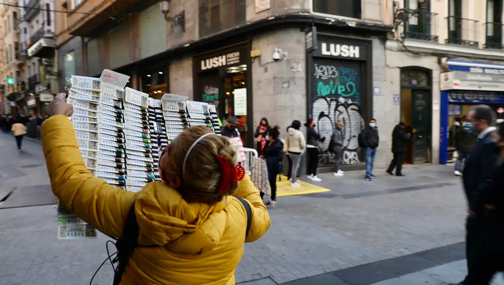 Las loteras de la Puerta del Sol se trasladan a los alrededores de Doña Manolita para captar clientela de la cola