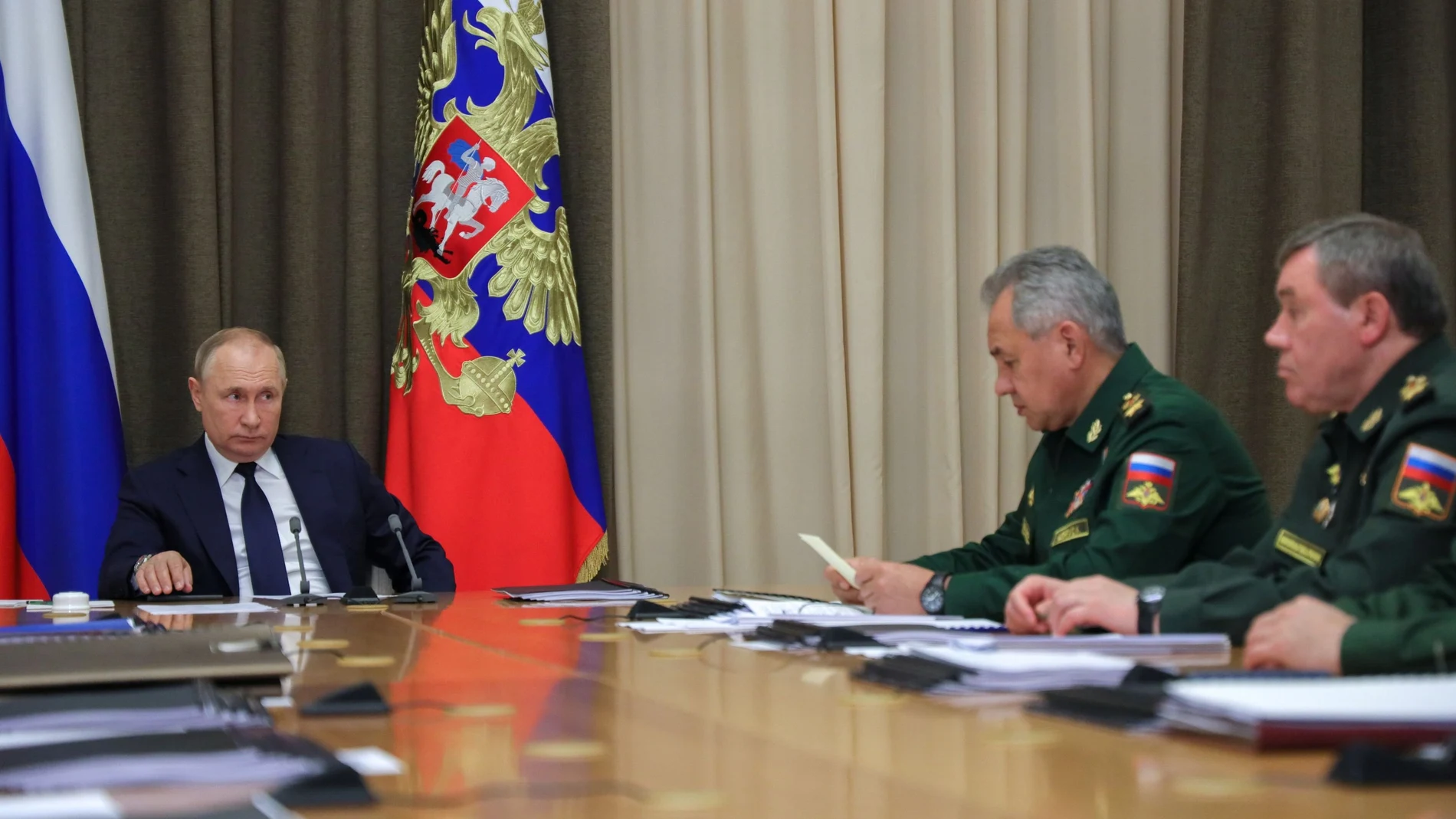 Vladimir Putin en una reunión con el ministro de Defensa, Sergei Shoigu, y el jefe del Estado Mayor ruso Valeri Gerasimov