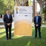 El director del Festival de Cine Iberoamericano de Huelva, Manuel Martín, y el director de la Fundación Caja Rural del Sur, Emilio Ponce, en la firma del convenio de colaboración