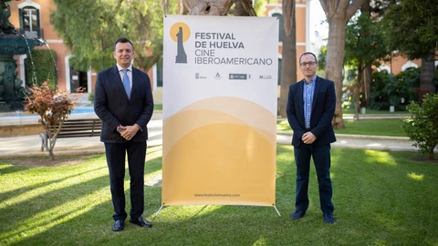 El director del Festival de Cine Iberoamericano de Huelva, Manuel Martín, y el director de la Fundación Caja Rural del Sur, Emilio Ponce, en la firma del convenio de colaboración