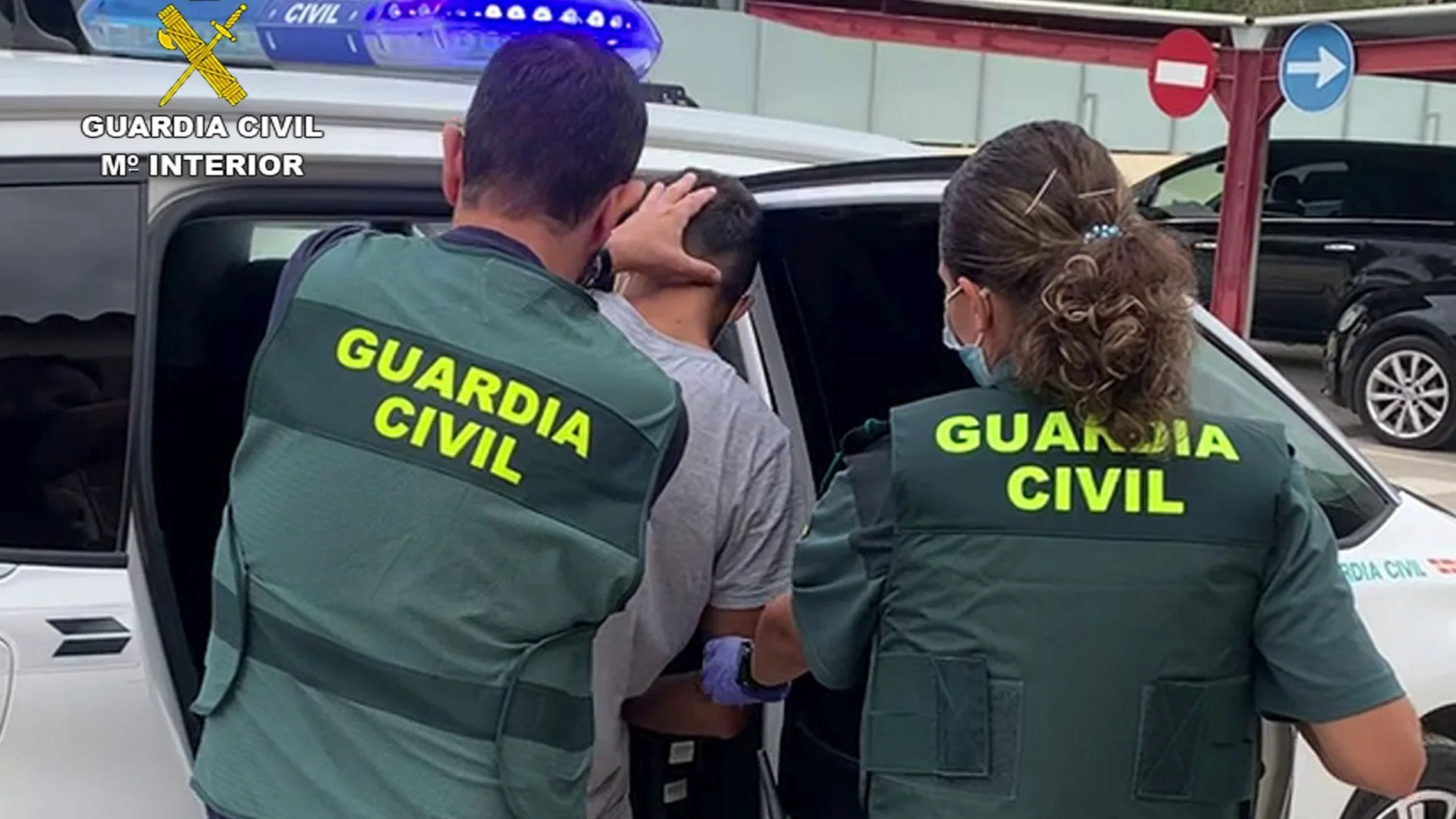 Agentes de la Guardia Civil trasladan a uno de los detenidos