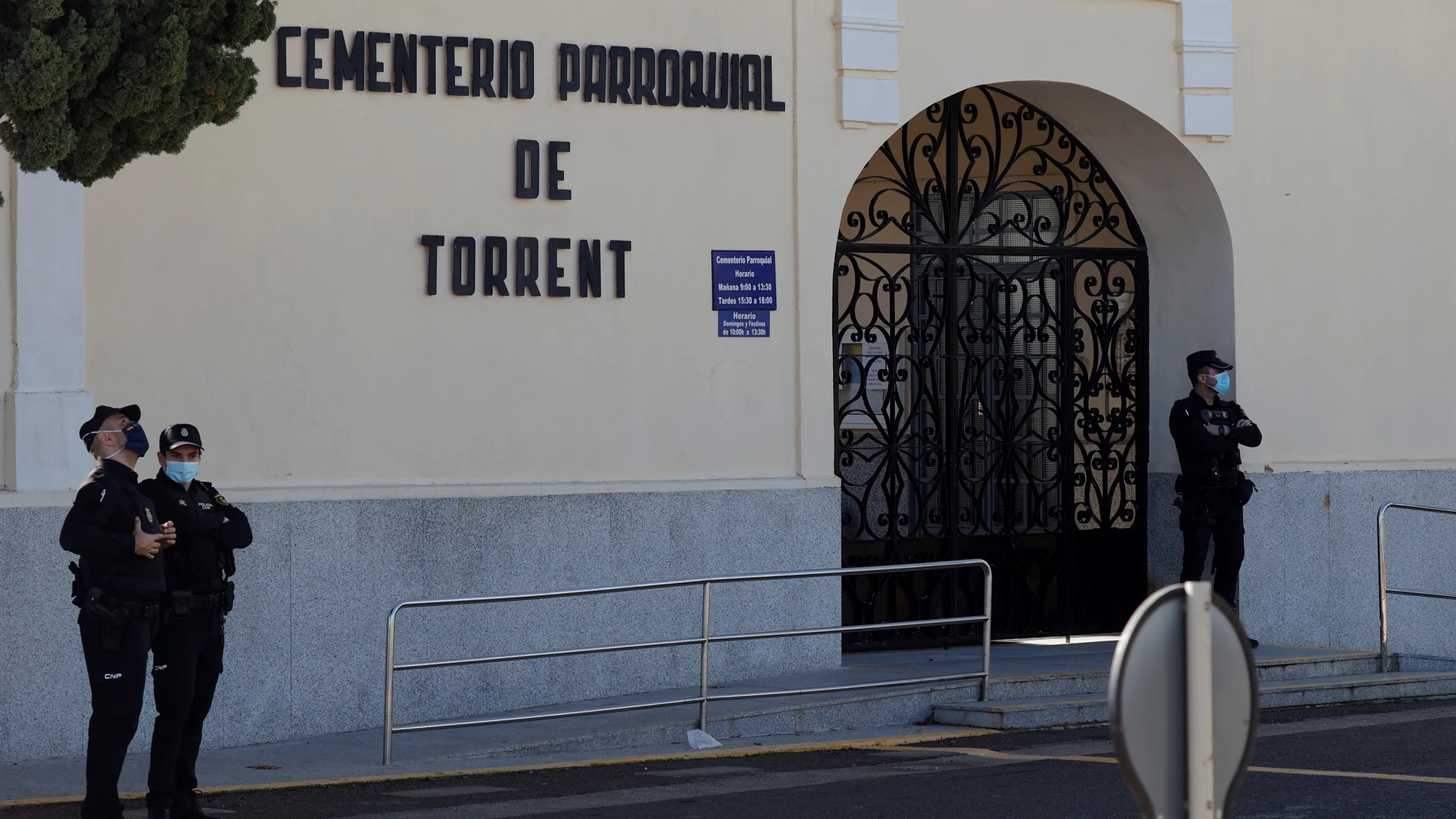 Dos personas han fallecido, una por una herida de bala y otra por infarto, y una tercera ha resultado herida en un tiroteo ocurrido en el cementerio de Torrent (Valencia)