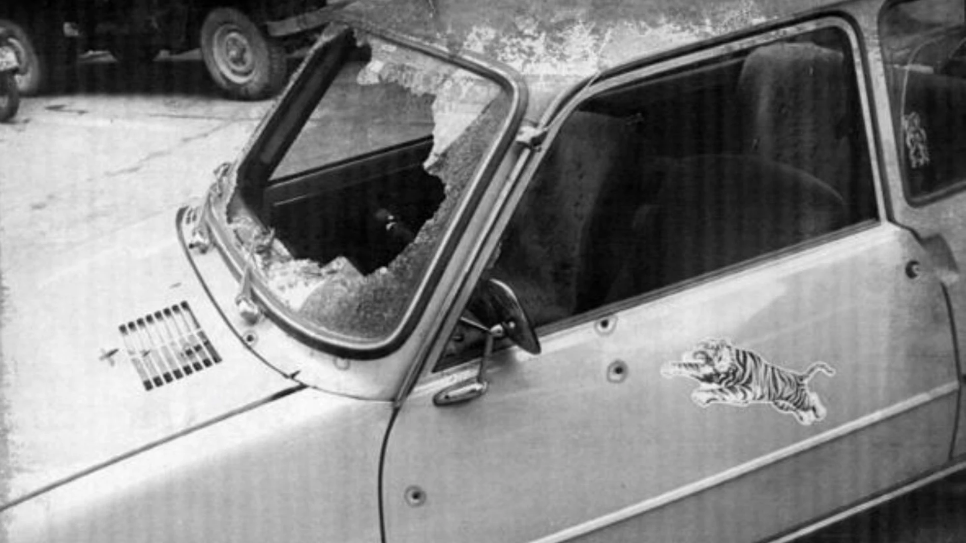 Vehículo de los "novios de Cádiz", Hortensia González Ruiz y Antonio Ramírez Gallardo en el que fueron asesinados por ETA en Beasain, el 6 enero 1979.