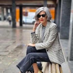 Carmen Gimeno con los mocasines dorados de Zara.