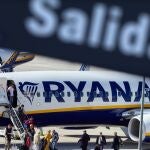 Varios viajeros desembarcan de un avión de la compañía aérea Ryanair en el aeropuerto de Gerona