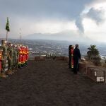 Un grupo de militares participan en un homenaje a las personas fallecidas que se encuentran enterradas en cementerios afectados por la lava del volcán de Cumbre Vieja en Los Llanos de Aridana