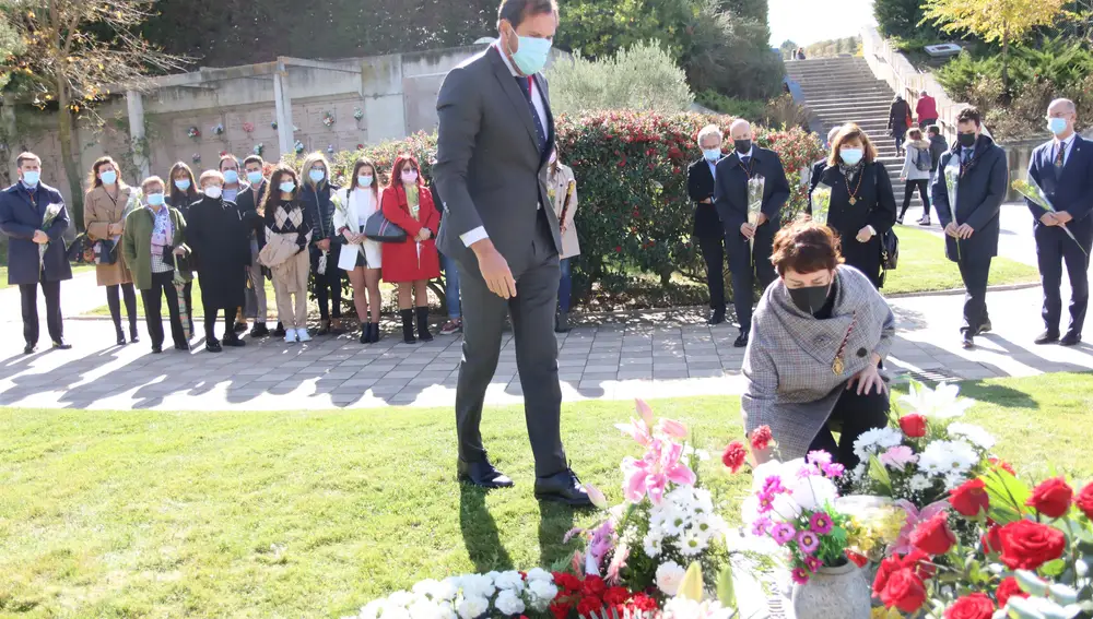 Elk alcalde de Valladolid, Óscar Puente, de pie en su visita a los cementerios municipales.AYUNTAMIENTO DE VALLADOLID01/11/2021