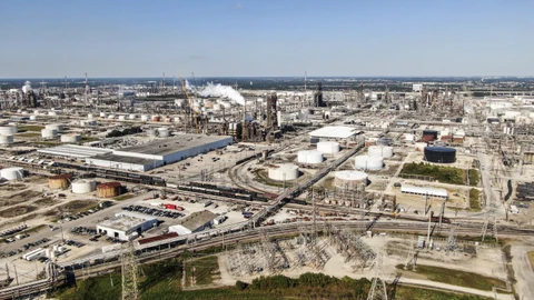 Imagen aérea de una refinería