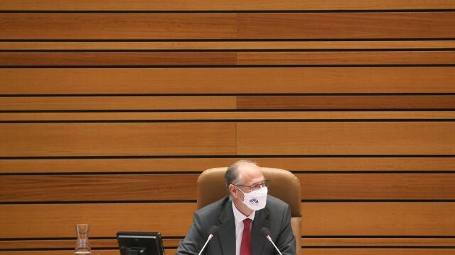 El presidente de las Cortes, Luis Fuentes, durante la sesión plenaria de esta tarde