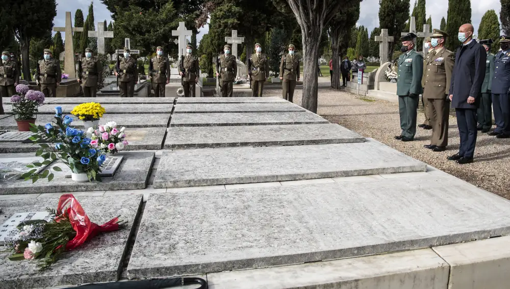 El alcalde de León, José Antonio Diez, asiste al acto del Día de los caídos por España