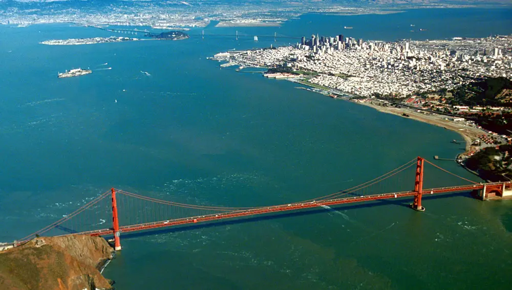 Vista aérea de la bahía de San Francisco con el Golden Gate en primer plano