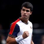 Carlos Alcaraz celebra un punto ante el francés Pierre-Hugues Herbert