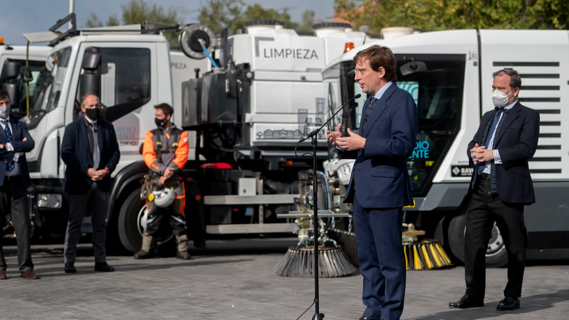 El alcalde de Madrid, José Luis Martínez-Almeida, presenta la nueva imagen y maquinaria de los servicios de limpieza y zonas verdes