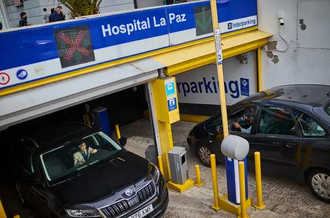 Más Madrid agita el debate: ¿deberían ser gratis el aparcamiento y la televisión en los hospitales?