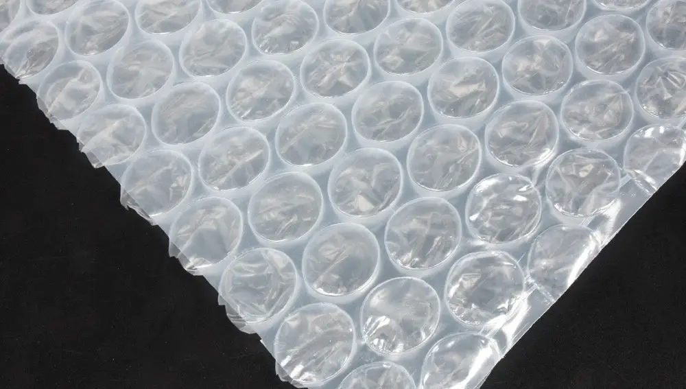 El plástico de burbujas es un remedio casero que ayuda a aislar las ventanas de manera eficaz